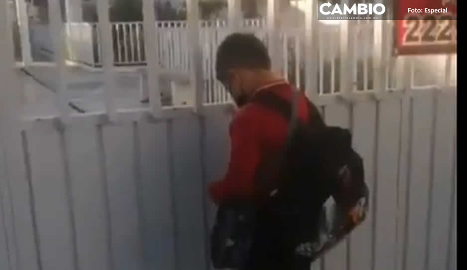 ¡Pobre! Pequeñito se queda afuera de su primaria por llegar tarde