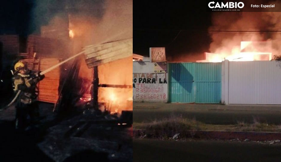 ¡Vecinos entran en pánico! Se incendia bodega de madera en Arboledas de Loma Bella
