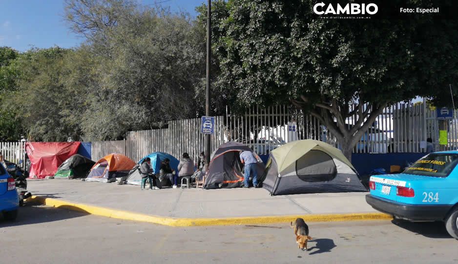 En Tehuacán se vislumbra crisis por COVID: familias ya duermen afuera del hospital (VIDEO)