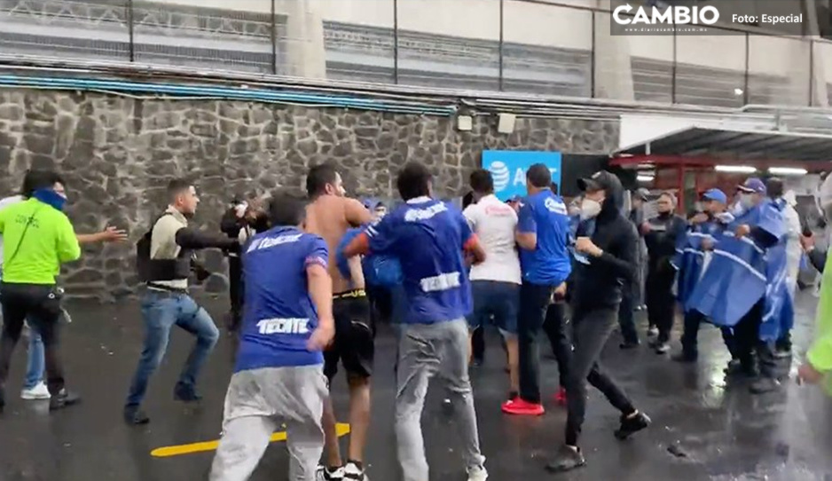 Más violencia en la Liga MX: aficionados del Cruz Azul golpean a guardias del Estadio Azteca (VIDEOS)