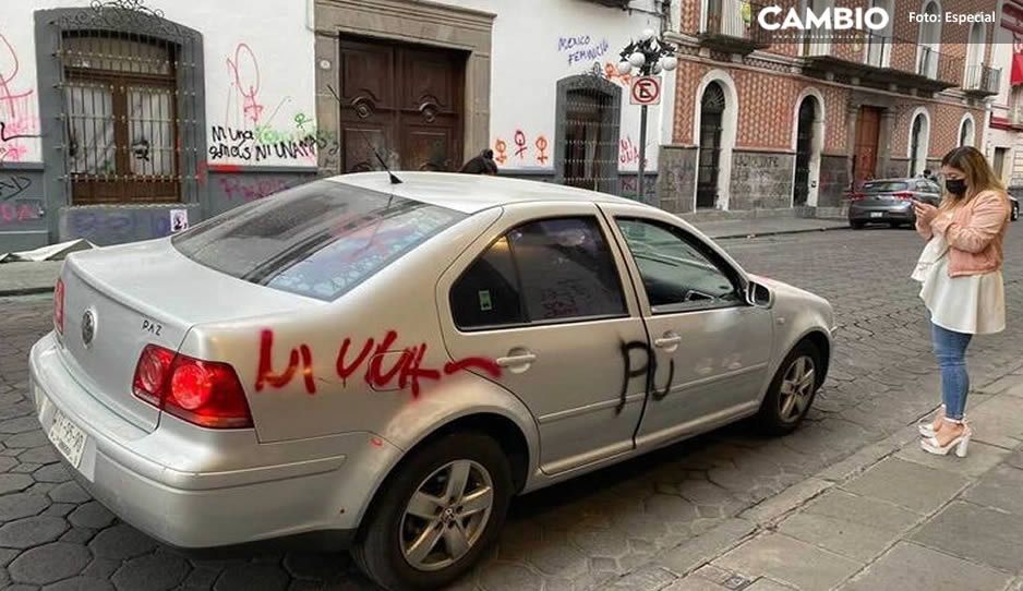 Jetta de turistas tabasqueñas es vandalizado por feministas en Puebla (FOTOS)