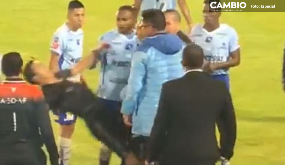 ¡Increíble! Un árbitro fue golpeado por un entrenador tras revisar una jugada el VAR (VIDEO)