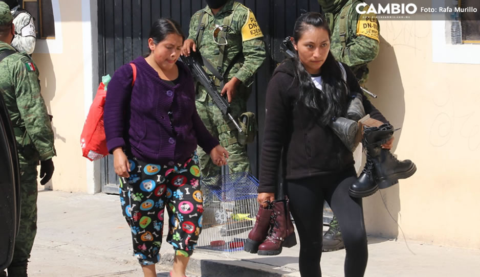 Autorizan a familias sacar ropa y documentos de sus hogares, tras explosión en Xochimehuacan