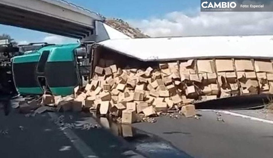 Tráiler volcado provoca caos en la Supercarretera Cuacnopalan-Oaxaca