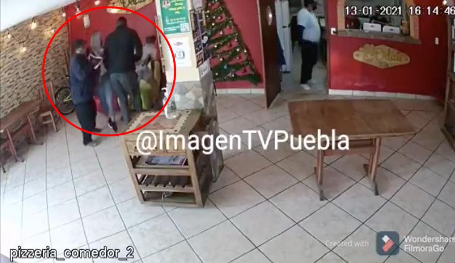 Encañonan y asaltan a clientes y empleados de pizzería en la colonia Oriente (VIDEO)