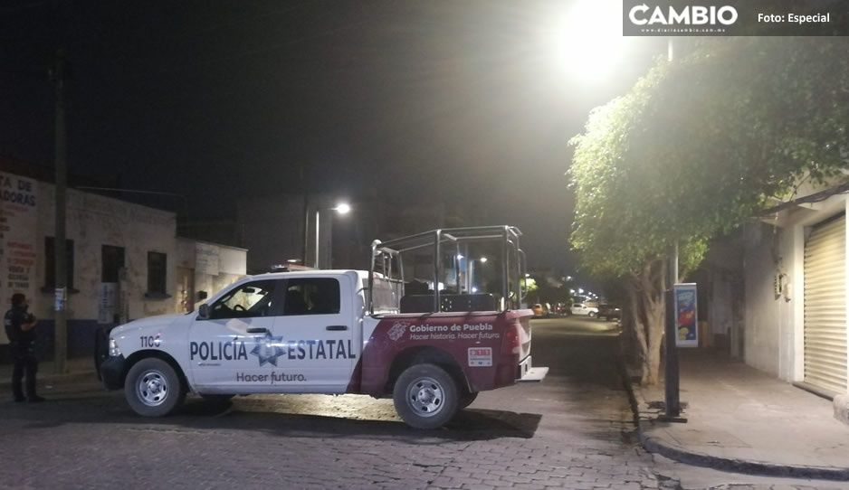 Elementos de la FGE y Policía Estatal catean inmueble para luego derrumbarlo en Tehuacán