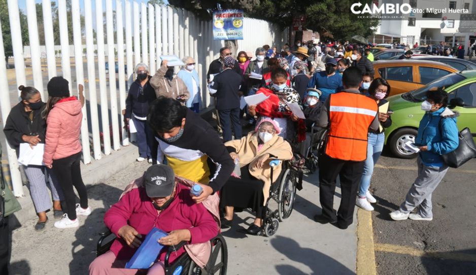 En orden y con agilidad inicia vacunación de abuelitos en zona norte de Puebla (FOTOS)