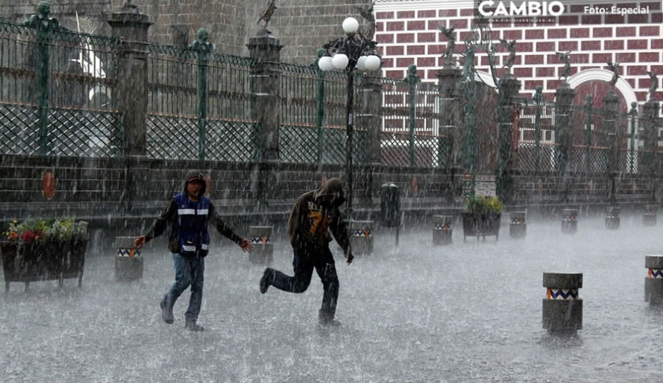 ¡Busca tu impermeable! Lloverá la noche del Grito en Puebla