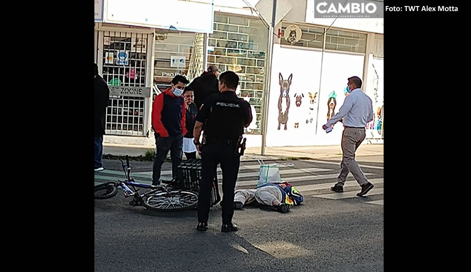 Ciclista sale volando al ser impactada por coche frente Farmacia Guadalajara Huexotitla
