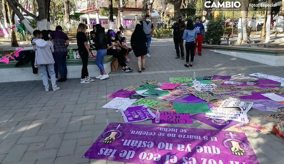 Feministas de Tecamachalco acusan actos de burla y misoginia durante colocación de altar del 8M