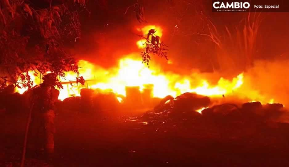 Fuego consume llantas en terreno de Canoa y alerta a pobladores