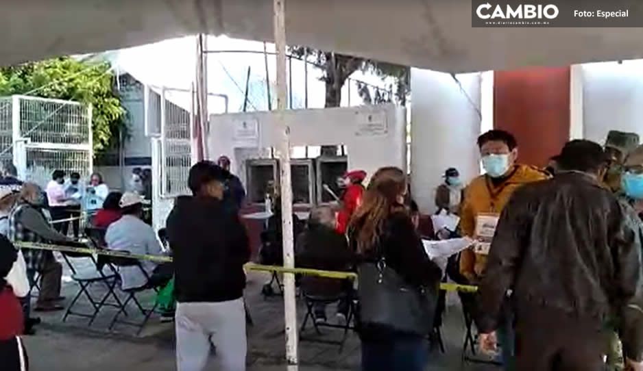 Una pésima organización y sólo un médico aplica la vacuna AntiCovid en Momoxpan (VIDEO)