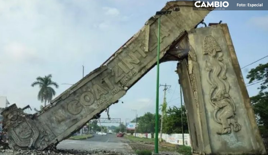IMPACTANTE VIDEO:  Captan desplome del arco de bienvenida a Coatzintla, Veracruz