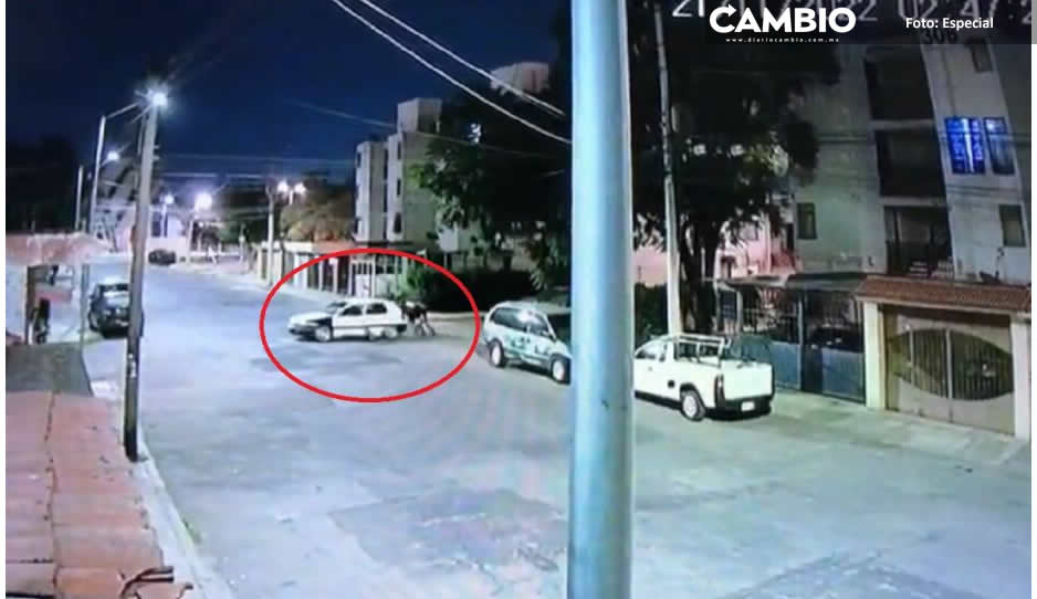 VIDEO: Ladrones se llevan auto a empujones en Loma Bella