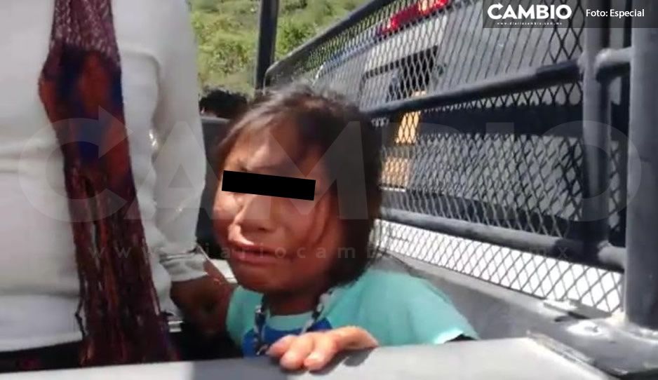 ¡Desalmados! Arrestan a niñita que nunca soltó a su abuelita en manifestación de Tehuacán