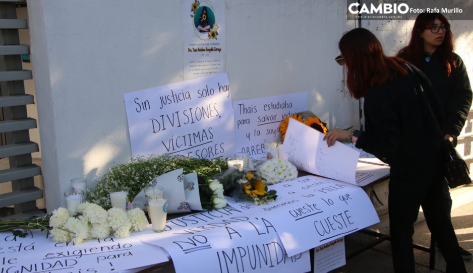 Con girasoles y veladoras exigen justicia por Thais Madelene en Medicina de la BUAP (VIDEO)