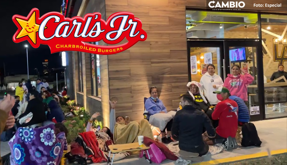 ¡Todo por una hamburguesa gratis! Poblanos se forman un día antes en Carls Jr para ganar la promo (VIDEO)