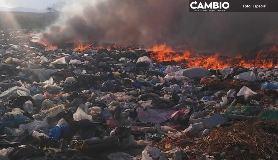 Vándalos provocan quemazón de basura en patio de almacenamiento de desechos en Tehuacán