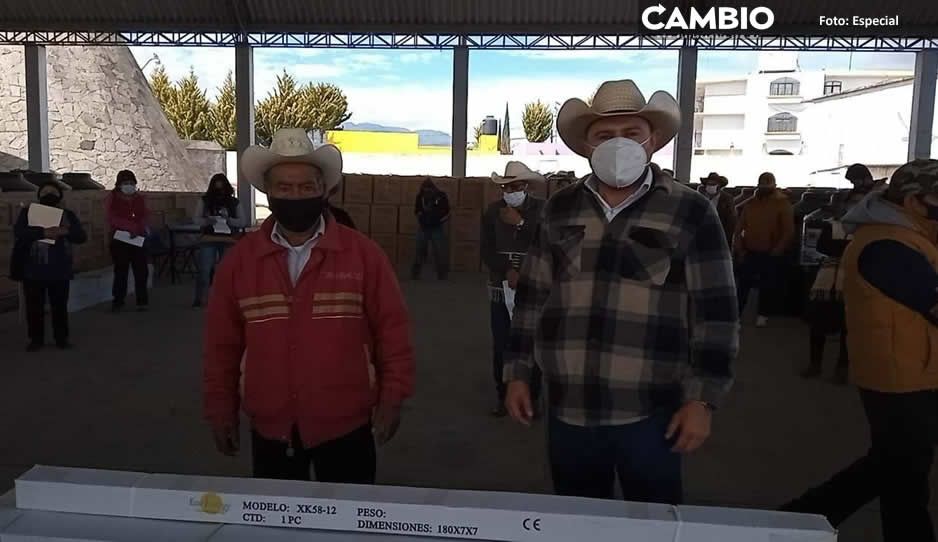 Alcalde de Libres se promociona regalando calentadores en pleno pico de la pandemia