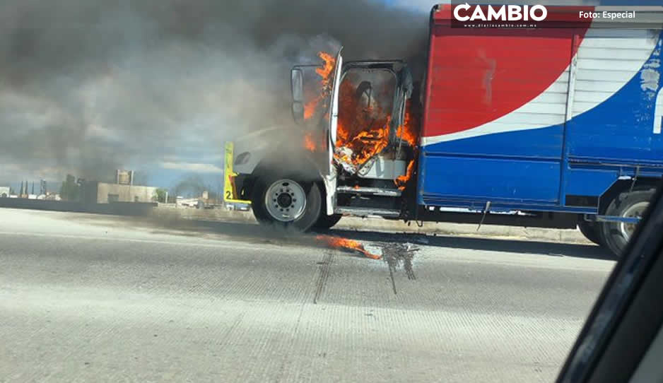 ¡Con razón no llegó mi Pepsi! Camión se quema sobre periférico (VIDEO)