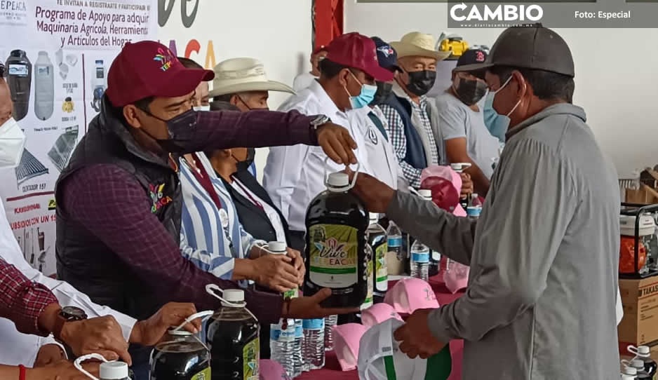 José Huerta Espinoza entrega apoyos a productores de Tepeaca y sus comunidades