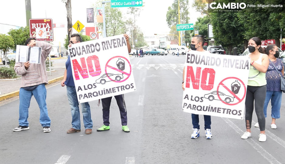 Vecinos de El Carmen se manifiestan; son infraccionados por mal uso de parquímetros pese a permisos (VIDEO)
