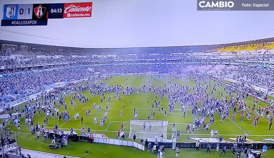 ¡Lamentable! Aficionados invaden cancha en el Querétaro vs Atlas por pelea entre barras (VIDEO)