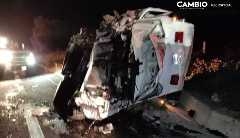 Camioneta choca vs ambulancia y muere paciente que era traslado a Puebla