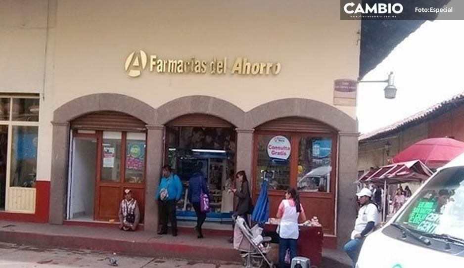 Viejito muere esperando una consulta médica afuera de Farmacias del Ahorro en Zacatlán
