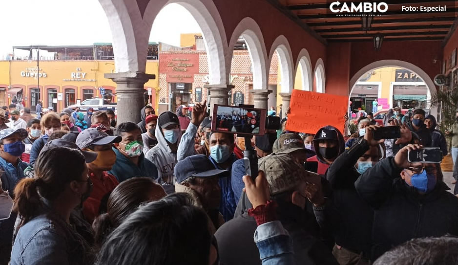 Comerciantes de San Pedro Cholula vandalizan Palacio municipal durante manifestación