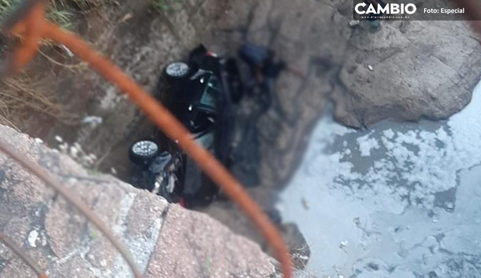 Camioneta cae al fondo de una barranca en Flor del Bosque, hay dos lesionados