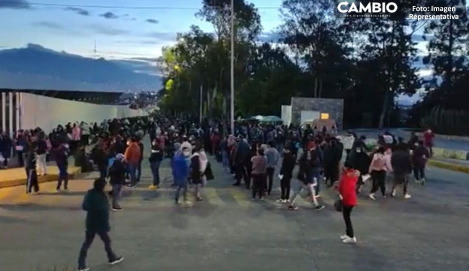 ¡Caos en el Centro Expositor! Aún hay fila para recibir vacuna antiCovid (VIDEO)