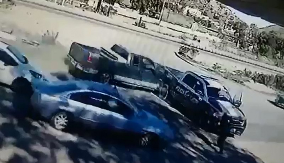 Como de serie de Narcos: atropellan a policía durante balacera en Tijuana (FUERTE VIDEO)