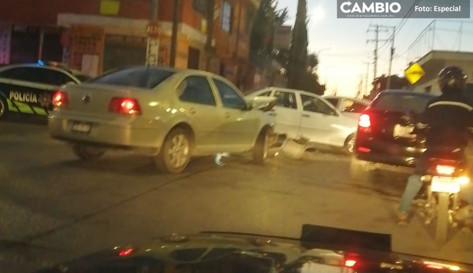 Encontronazo entre dos autos deja daños materiales en la colonia Guadalupe Hidalgo