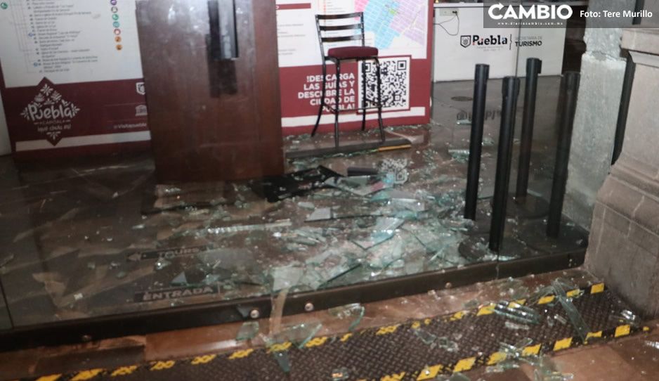 Sindicalizados revienta cristales de Palacio Municipal durante rebelión vs Claudia (VIDEO)