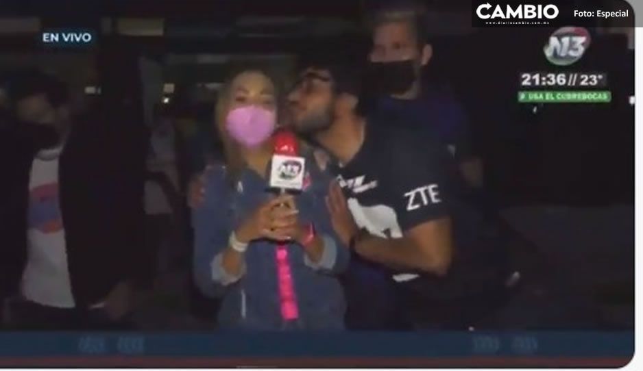 VIDEO: Aficionado de Pumas acosa a reportera de Canal 13; le intenta dar un beso