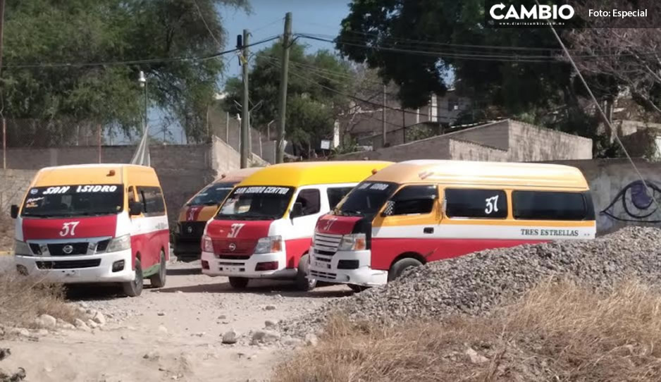 Tehuacaneros bloquean Ruta 37 tras accidente; no quisieron pagar gastos médicos de pasajeros heridos