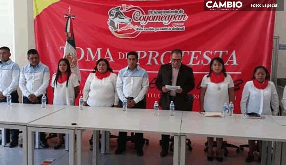 Rodolfo García edil de Coyomeapan toma protesta en Ajalpan ante protesta de pobladores