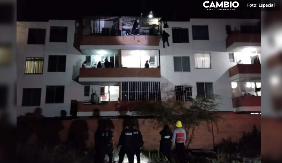 Rescatan a joven que amagaba con aventarse de un edificio en Tehuacán