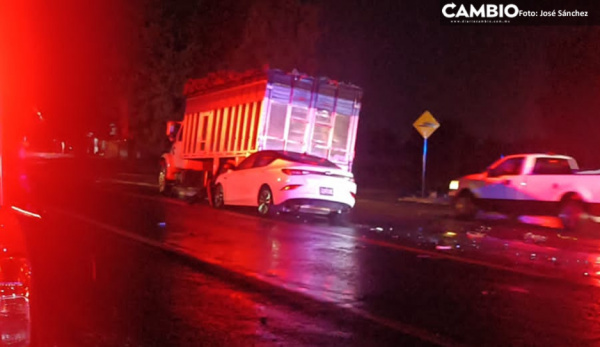 Mujer muere tras impacto contra torton en el entronque a General Felipe Ángeles (VIDEO)