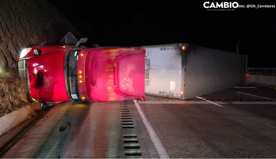 Volcadura de tráiler provoca cierre de la autopista México-Puebla