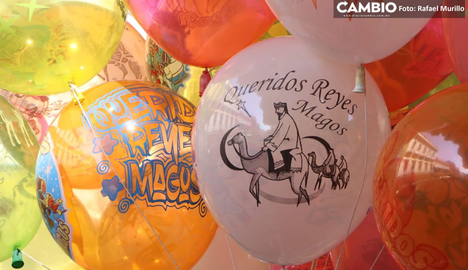 Globeros tienen un día triste: casi nadie compra globos de 30 pesos para la noche de Reyes (VIDEO)