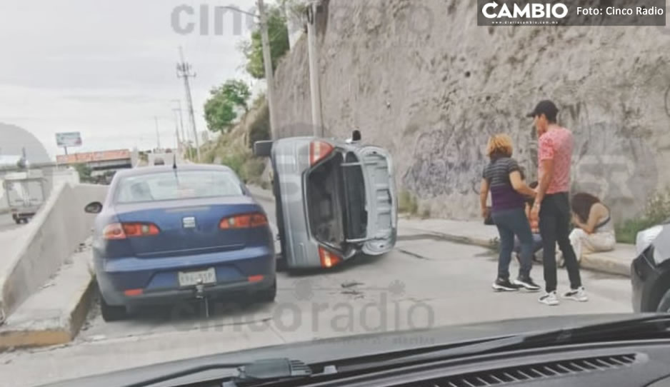 ¡Precaución! Volcadura de auto genera tráfico intenso en Bulevar Carmelitas