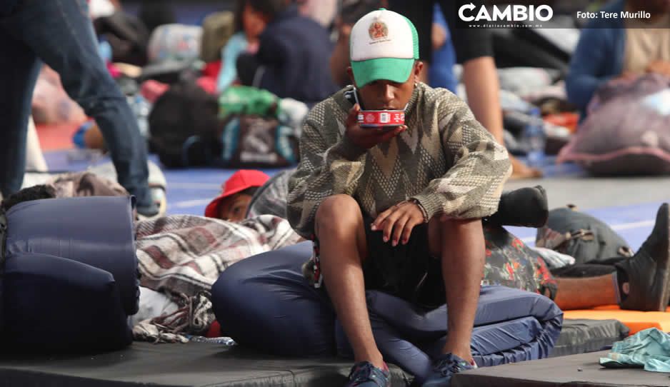 Llegan 60 migrantes al Polideportivo Xonaca y vecinos prevén contagiadero