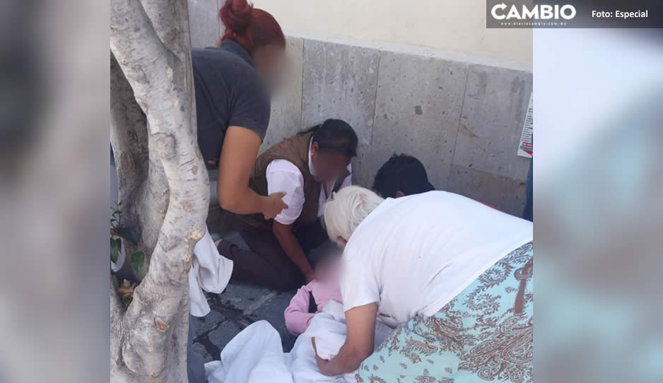 Mujer da a luz en plenas calles de Puebla; vecinos y paramédicos la auxiliaron