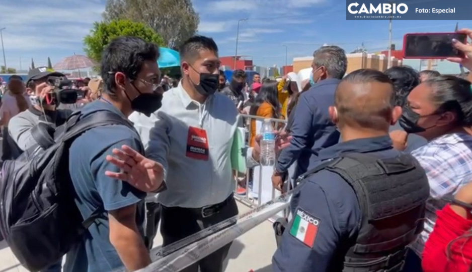 ¡En la cara de la policía! Roban celular a reportero durante elección de Morena en Los Héroes (VIDEO)