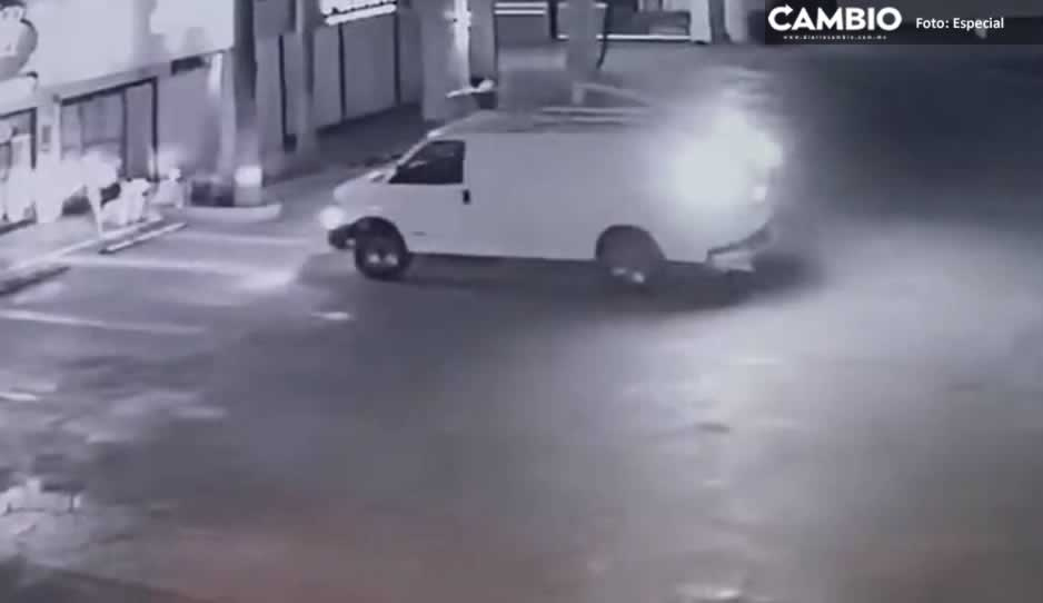 VIDEO: Así abandonan seis cuerpos en una camioneta a plena luz del día en Tijuana