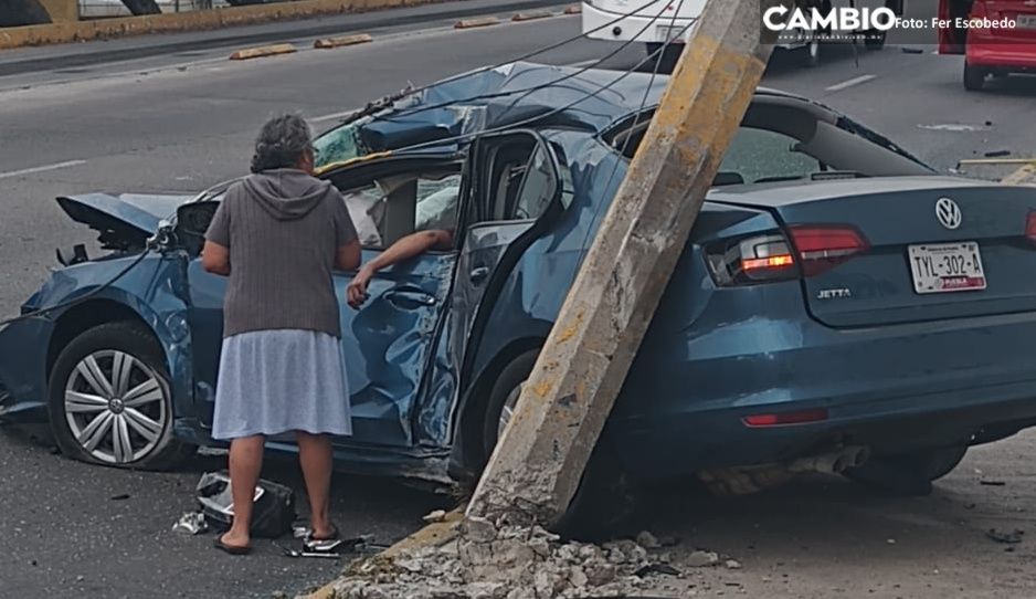 Conductor queda prensado tras fuerte choque en Boulevard Atlixco