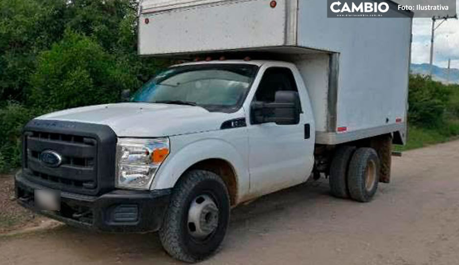 A punta de pistola, roban camión cargado con veladoras en la autopista México-Puebla