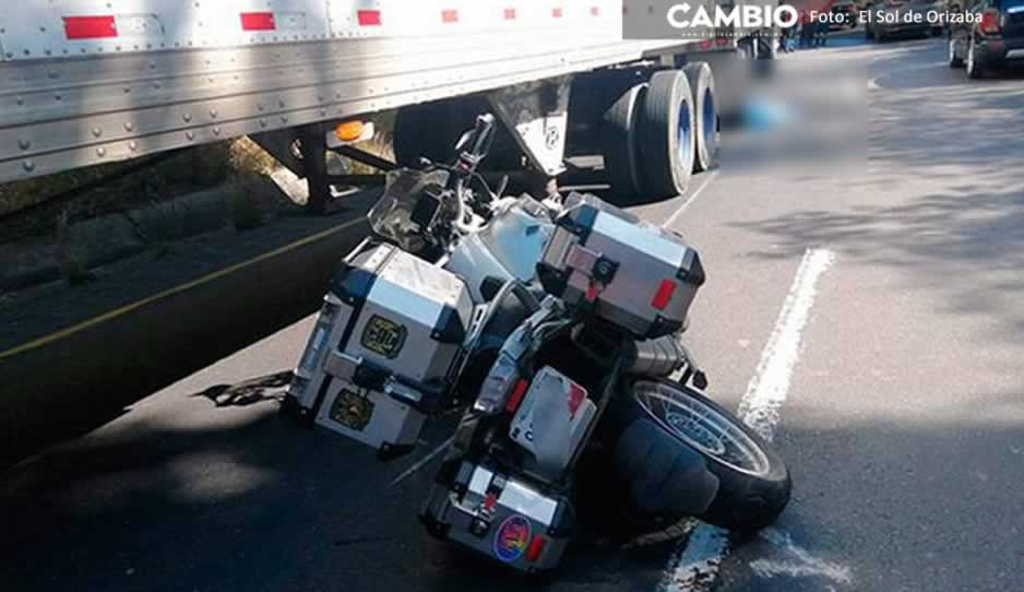Aparatoso accidente en la Puebla-Veracruz; motociclista quedó entre las llantas de un tráiler